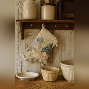 Vintage Christmas Oven Mitt – Santa, Poinsettias, Gifts, and Tree